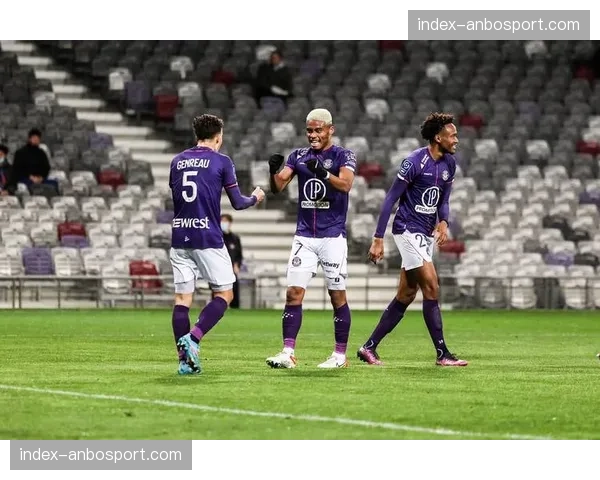 战术板:图卢兹队如何利用“双开球员”战术撕开拉罗谢尔防线 战术板:图卢兹队如何利用“双开球员”战术撕开拉罗谢尔防线